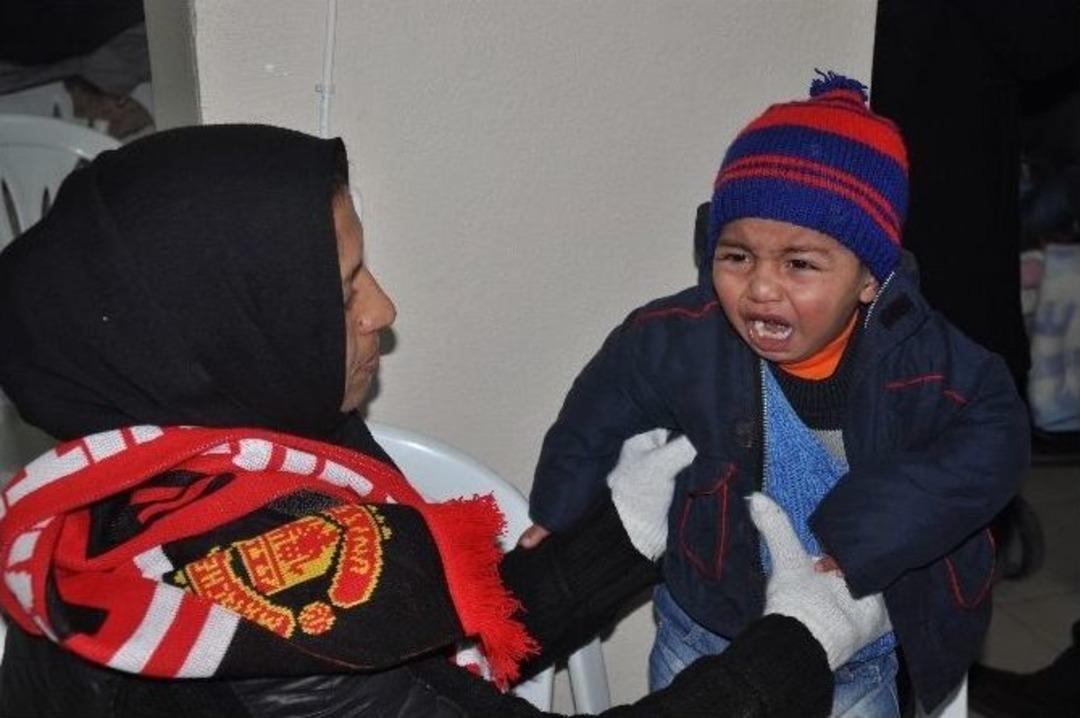 Liseli Gen&ccedil;ler, M&uuml;lteci &Ccedil;ocuklar İ&ccedil;in Atkı Ve Bere &Ouml;rd&uuml;