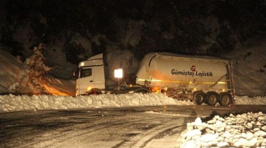 &Ccedil;imento Y&uuml;kl&uuml; Tır Buzda Kayıp Yoldan &Ccedil;ıktı
