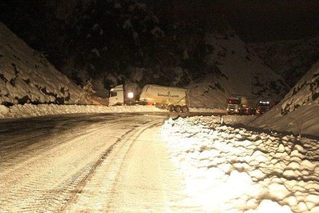 Çimento Yüklü Tır Buzda Kayıp Yoldan Çıktı