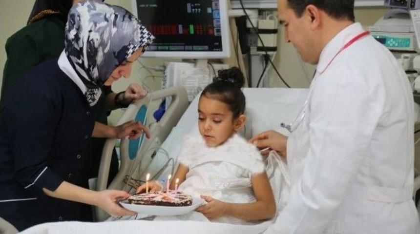 Erzurum B&ouml;lge Eğitim Ve Araştırma Hastanesinde 8 Yaşındaki Kevser Damlaya Yeniden Doğuş Pastası