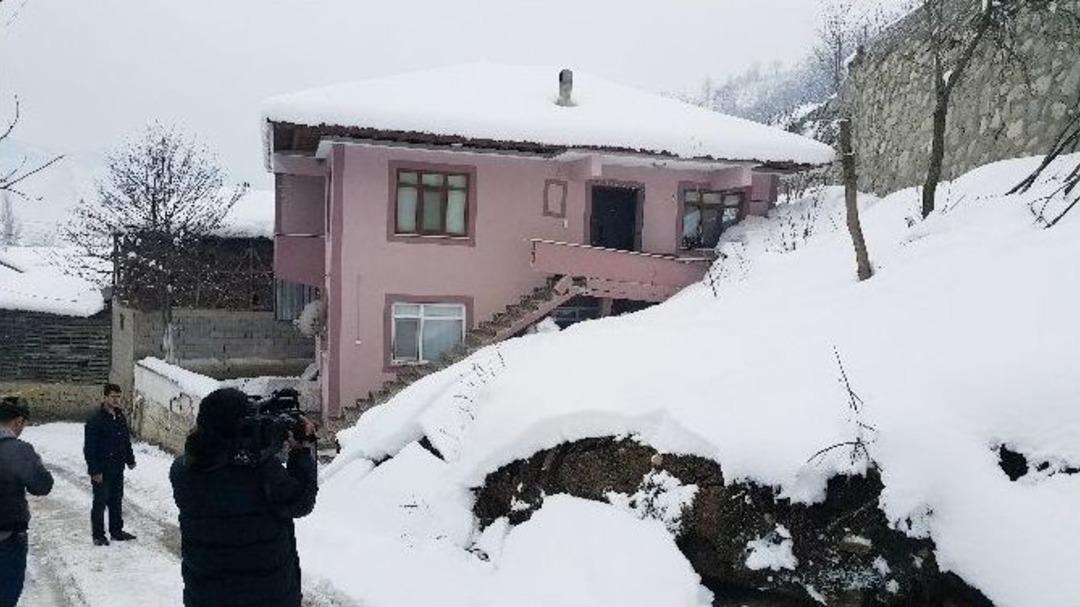 Yoğun Kar Yağışı Nedeniyle Yol G&ouml;&ccedil;t&uuml;
