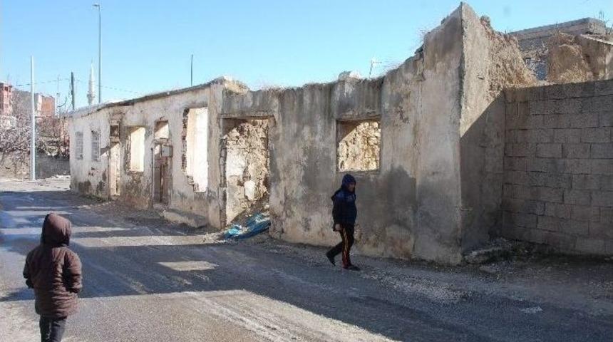 Metruk Evler Tehlike Sa&ccedil;ıyor