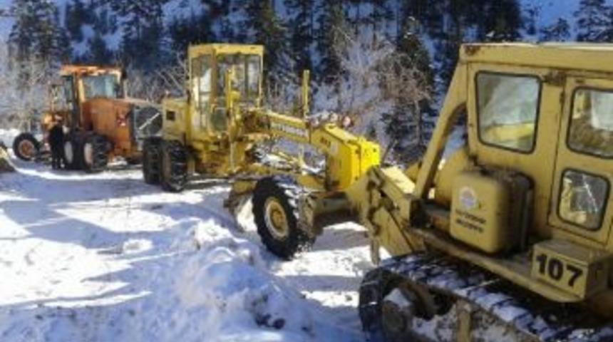 Kozan&rsquo;da Kapanan 6 K&ouml;y Yolu Ulaşıma A&ccedil;ıldı