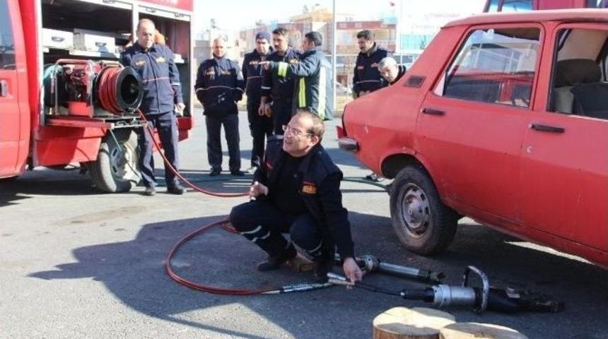 İtfaiye Erlerine Makas Kullanma Ve Ara&ccedil; Lastiği Değiştirme Eğitimi