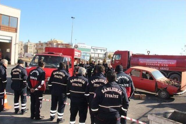 İtfaiye Erlerine Makas Kullanma Ve Araç Lastiği Değiştirme Eğitimi