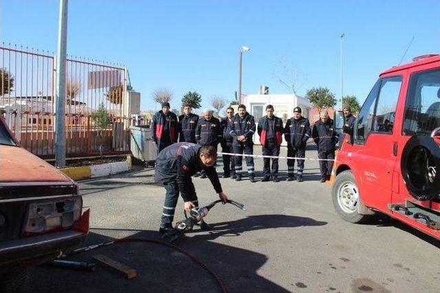 İtfaiye Erlerine Makas Kullanma Ve Araç Lastiği Değiştirme Eğitimi