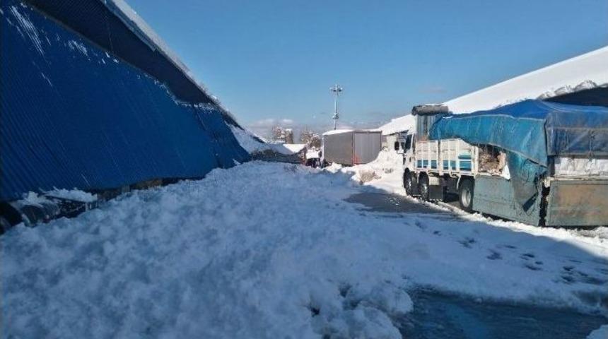 Rize&rsquo;de Aşırı Kar Nedeniyle Meyve-sebze Halinin &Ccedil;atısı &Ccedil;&ouml;kt&uuml;