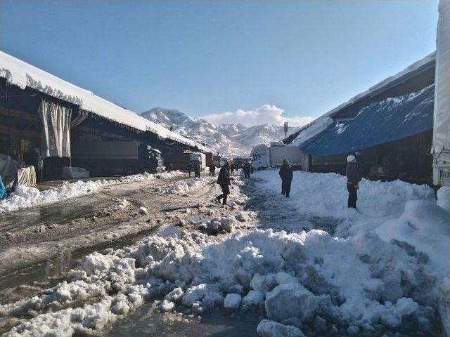 Rize’de Aşırı Kar Nedeniyle Meyve-sebze Halinin Çatısı Çöktü