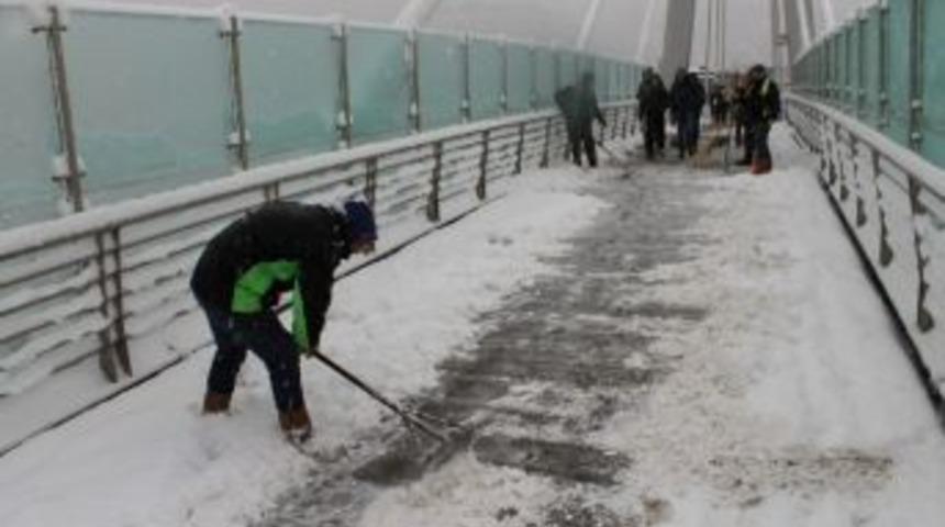 B&uuml;y&uuml;kşehir, Yaya K&ouml;pr&uuml;lerinde Ve Kaldırımlarda Kar Temizliği Yapıyor