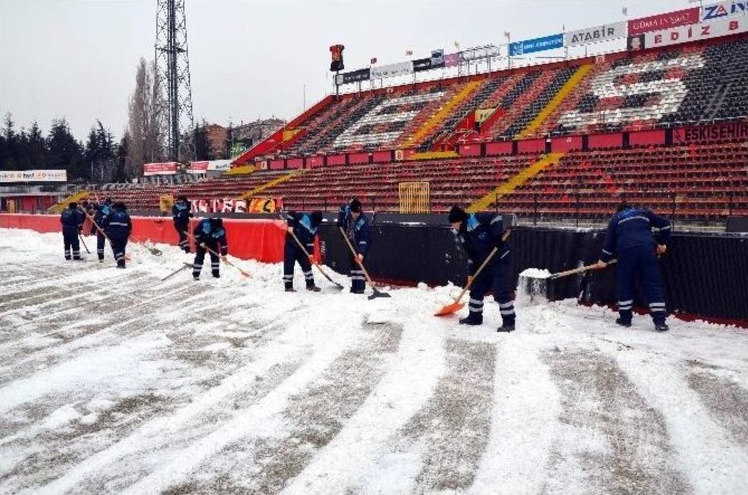 Eskişehir Atat&uuml;rk Stadyumu&rsquo;nda Kar Temizliği