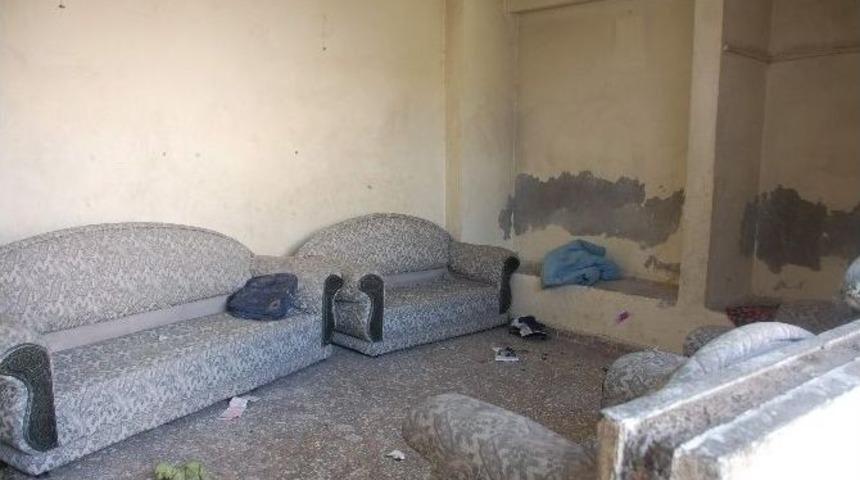 Madde Bağımlıları Metruk Evde Koltuk Konforu