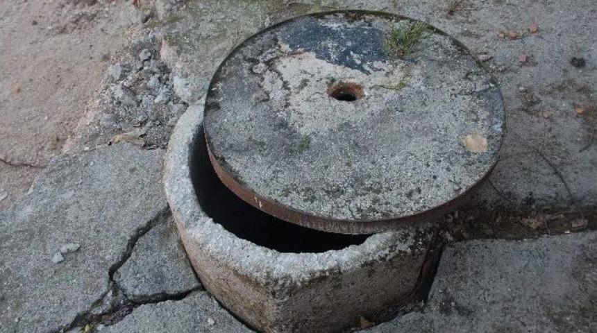 Kapağı Yarı A&ccedil;ık Kuyu Ve İnşaat Temeli Tehlike Sa&ccedil;ıyor