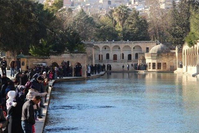 Güneş Yüzünü Gösterince Vatandaşlar Balıklıgöl’e Akın Etti