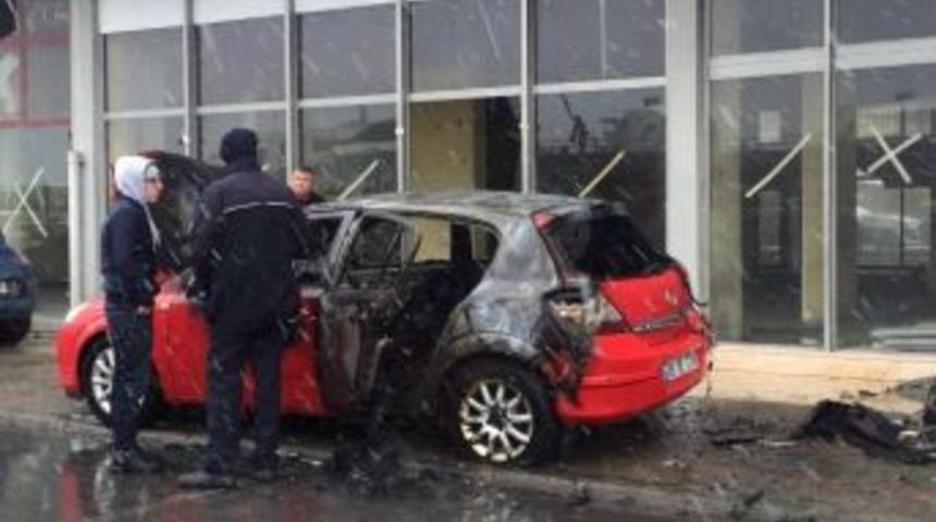 Park Halindeyken Yanan Ara&ccedil; Kullanılamaz Hale Geldi