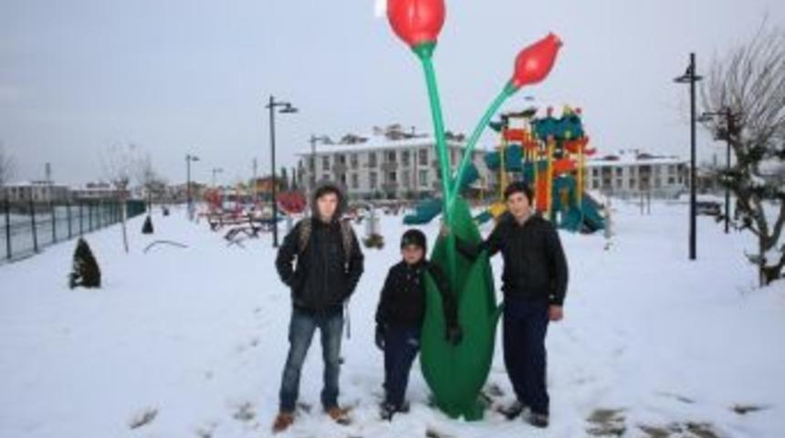 Kar Yağışı Temalı Parklara G&uuml;zellik Kattı