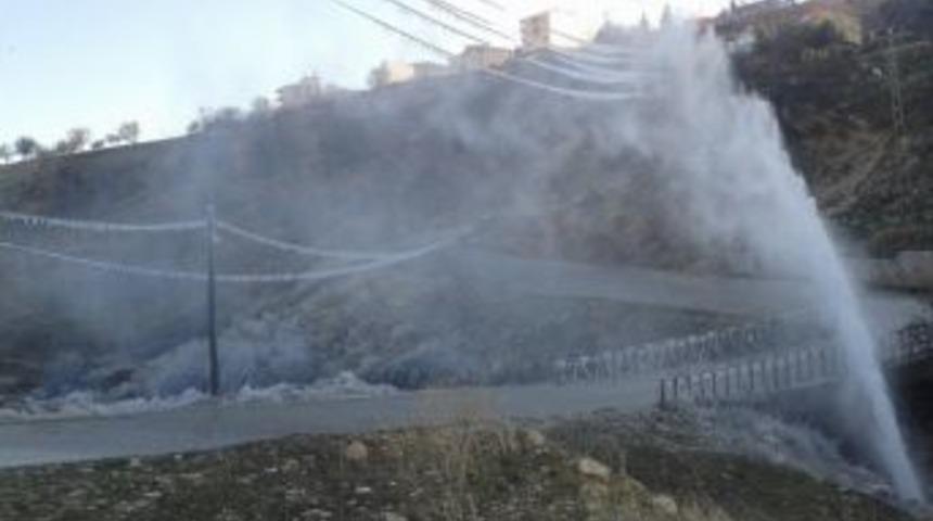 Besni&rsquo;de İ&ccedil;me Suyu Şebekesi Patladı