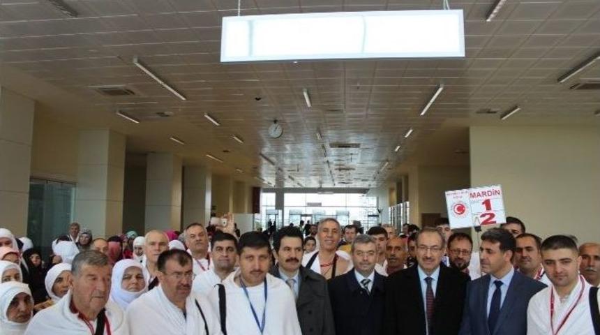 Umre Yolcuları Dualarla Uğurlandı