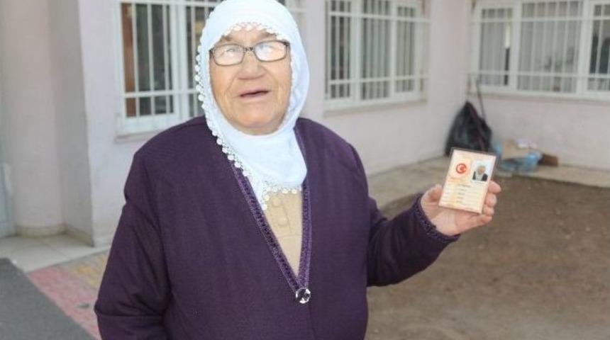 77 Yaşındaki Yaşlı Kadın İlk Defa Kimlik Sahibi Oldu