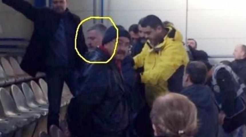 &Ouml;nce Hakemin &Uuml;zerine Y&uuml;r&uuml;d&uuml;, Sonra Trib&uuml;nlere Saldırdı