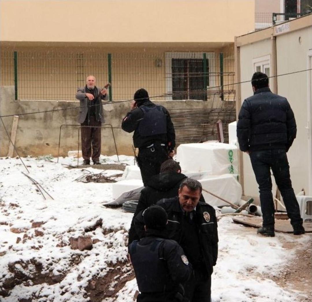 Maaşından Kesinti Yapılan Bek&ccedil;i, Av T&uuml;feğiyle Korku Sa&ccedil;tı