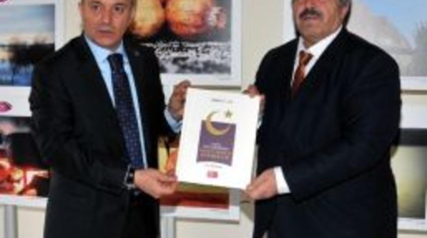 Bik M&uuml;d&uuml;r&uuml; &Ccedil;alışkan, Vali G&uuml;ner&rsquo;e Kitap Hediye Etti