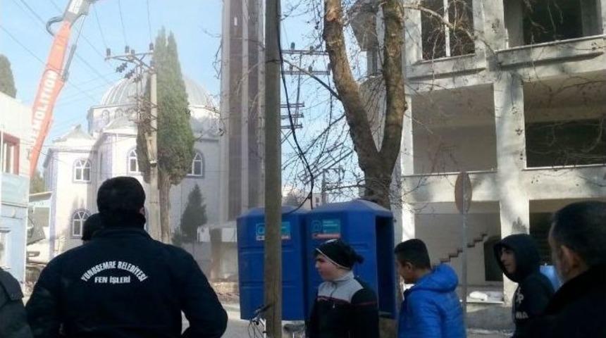 Tehlike Arz Eden Minare Yıkıldı