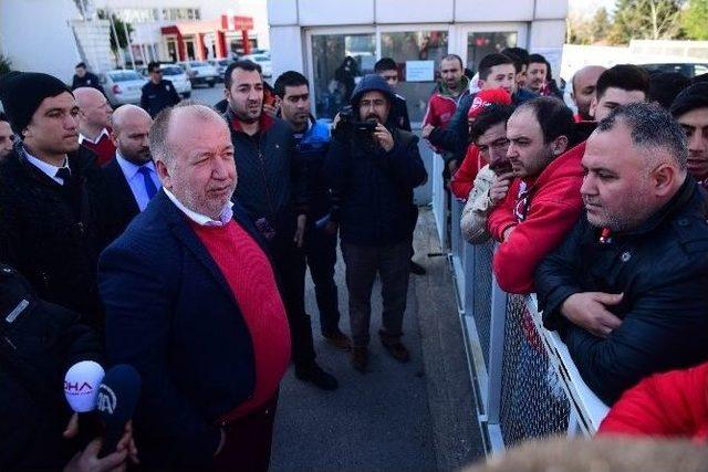 Antalyaspor’u Protestoya Gelen Taraftarın Eto’o Sevgisi