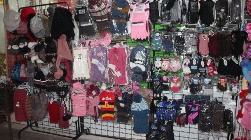 Soğuk Havalar Atkı, Bere, Eldiven Satışı Yapan Esnafın Y&uuml;z&uuml;n&uuml; G&uuml;ld&uuml;rd&uuml;