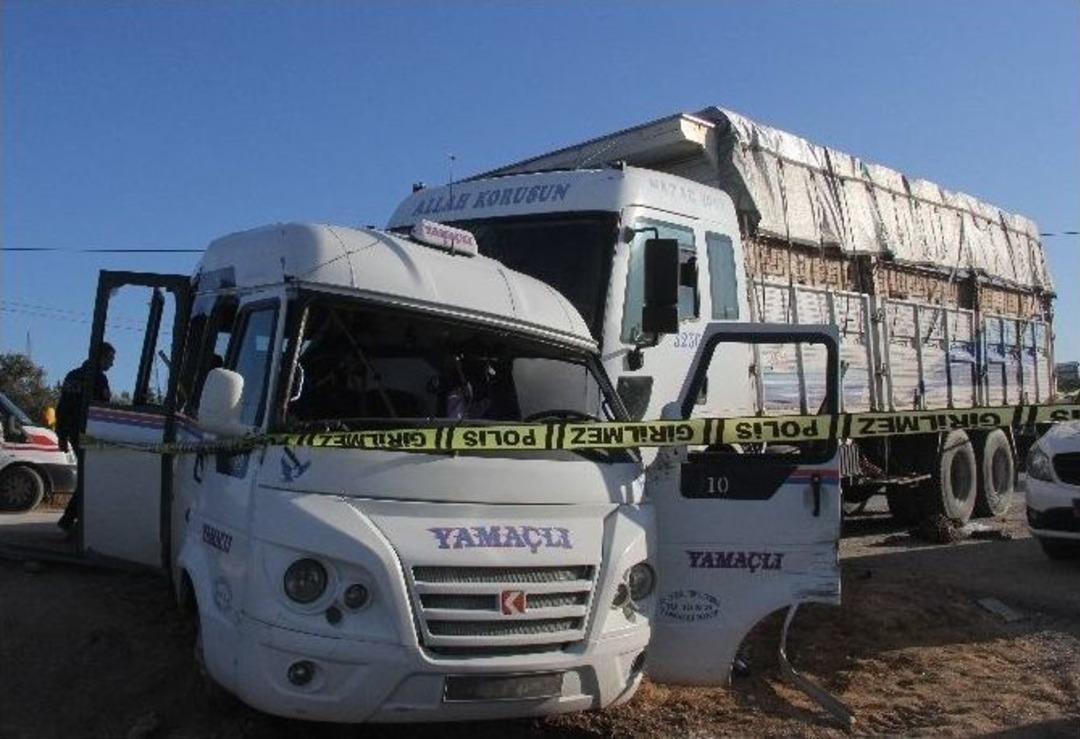 Kamyon Dolmuşa &Ccedil;arptı: 2 &Ouml;l&uuml;, 7 Yaralı