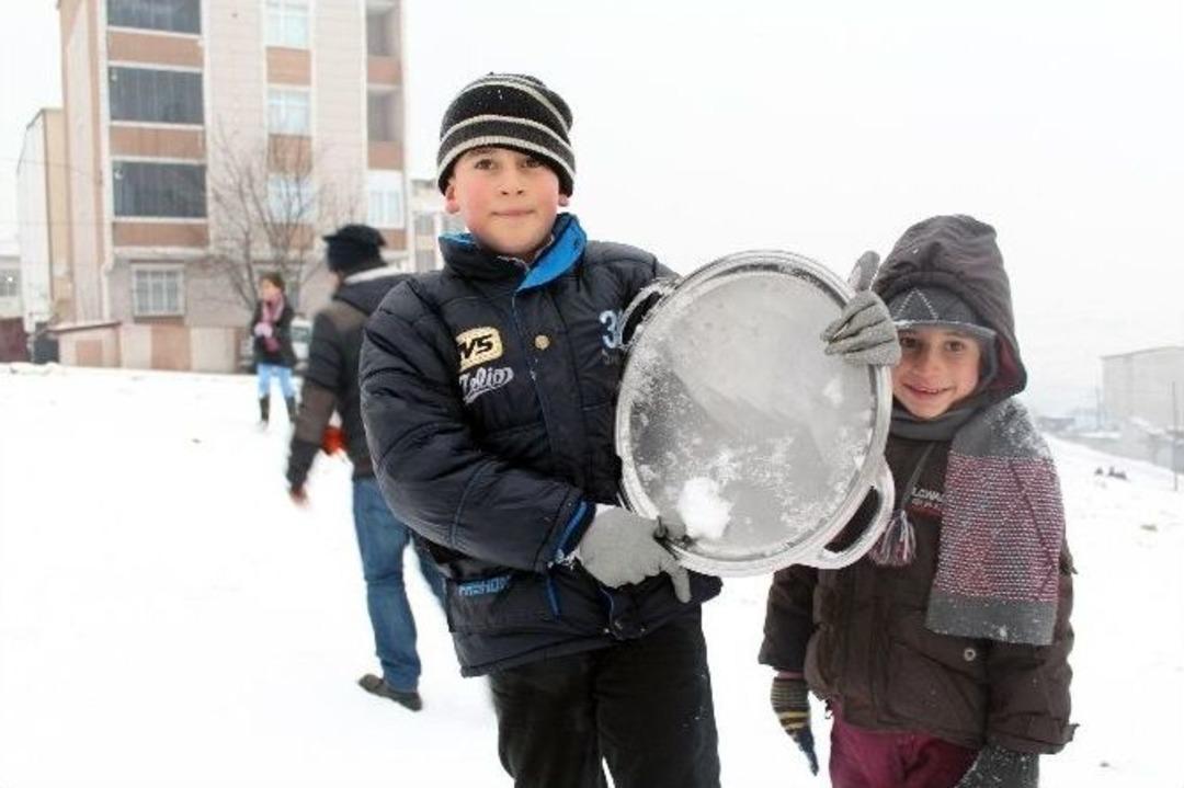 &Ccedil;ocuklar Karın Tadını Poşetlerle Kayarak &Ccedil;ıkardı