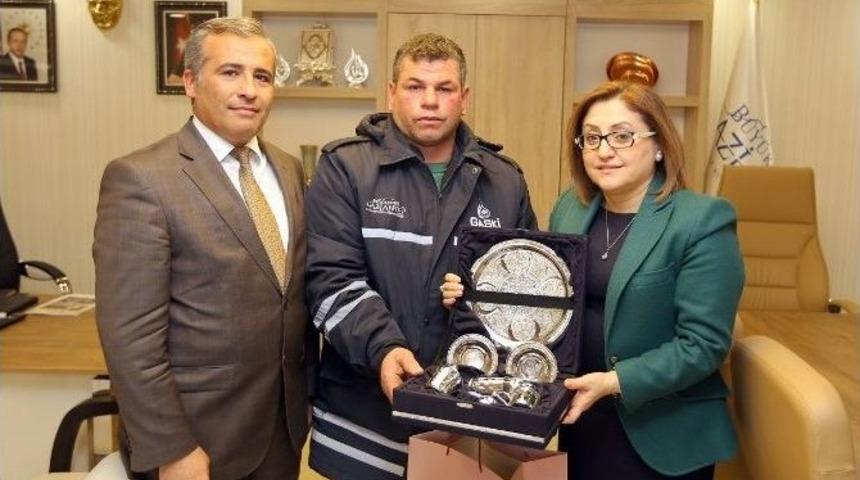 Arızayı Gidermek İ&ccedil;in Eksi 2 Derecede Suya Atlayan Personele &Ouml;d&uuml;l
