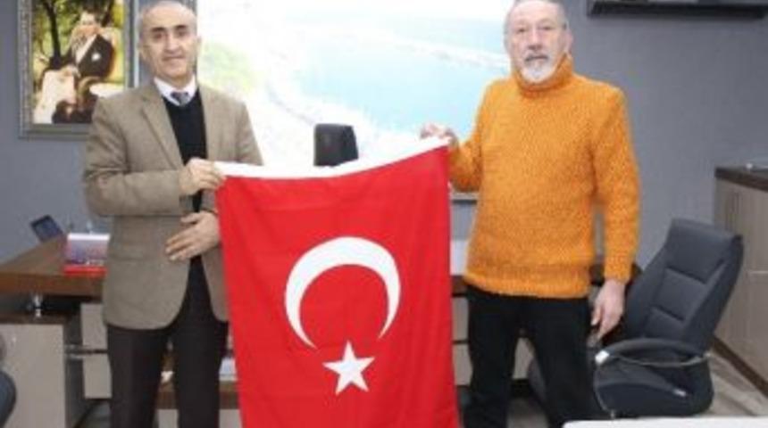 Sinop Tso&rsquo;dan Okullara Bayrak