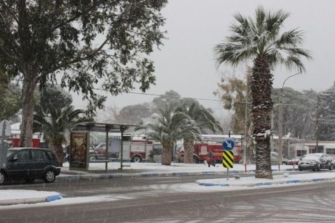 Kar Yağışı Aliağa Ve Fo&ccedil;a İl&ccedil;elerini Beyaza B&uuml;r&uuml;d&uuml;