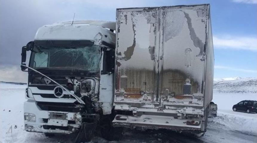 Adilcevaz&rsquo;da Zincirleme Kaza: 3 Yaralı