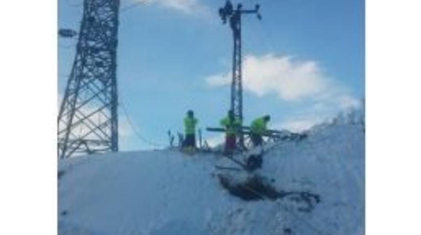 Devrilen Direk Şehir Merkezini Elektriksiz Bıraktı