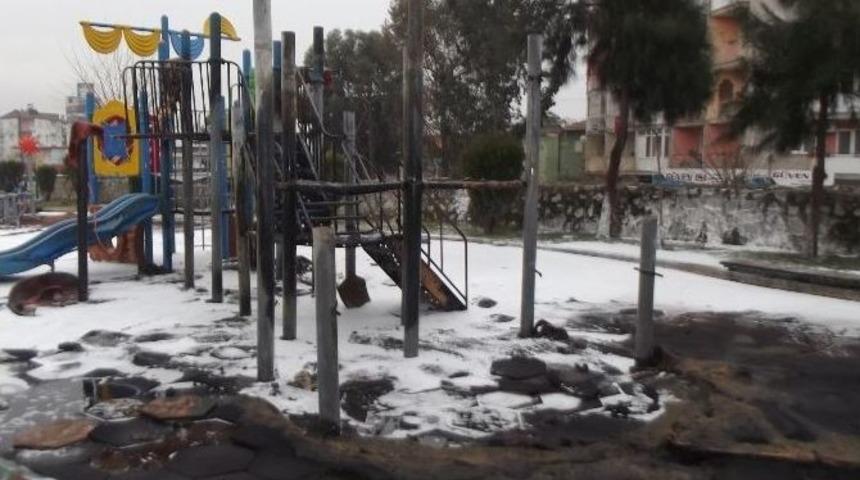 Vicdansızlığın B&ouml;ylesi G&ouml;r&uuml;lmedi, &Ccedil;ocuk Parkını Ateşe Verip Yaktılar