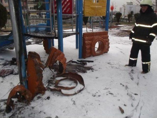 Vicdansızlığın Böylesi Görülmedi, Çocuk Parkını Ateşe Verip Yaktılar