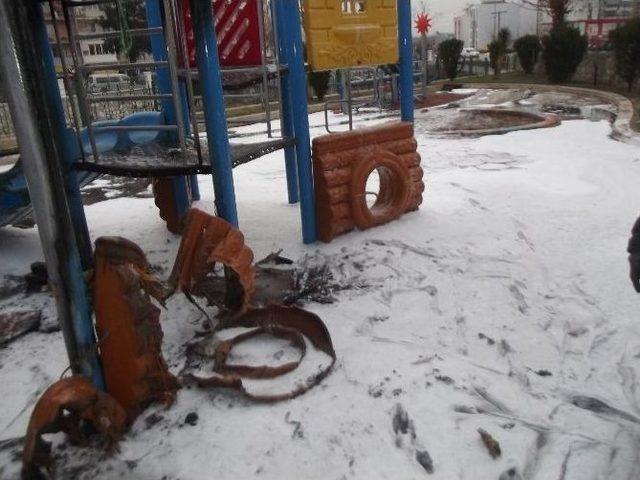 Vicdansızlığın Böylesi Görülmedi, Çocuk Parkını Ateşe Verip Yaktılar