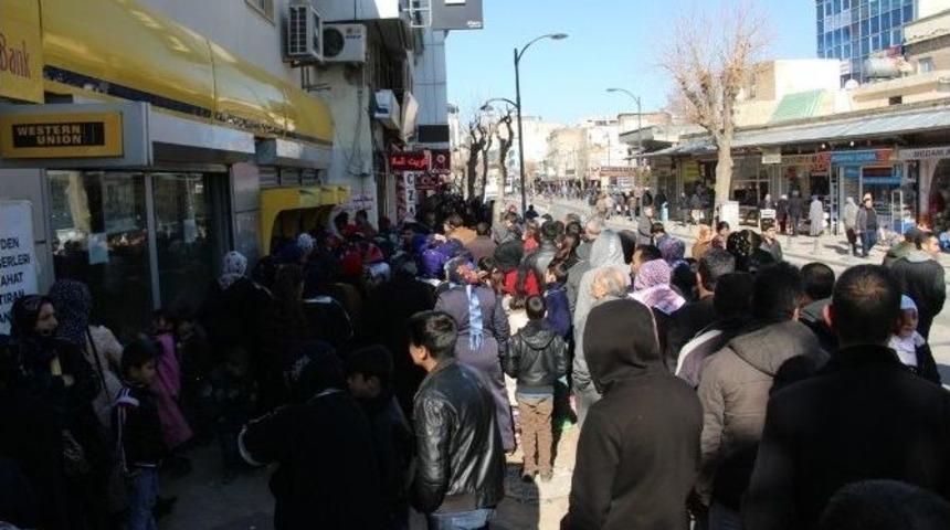 Eğitim Yardımı Almak İ&ccedil;in Saatlerce Beklediler