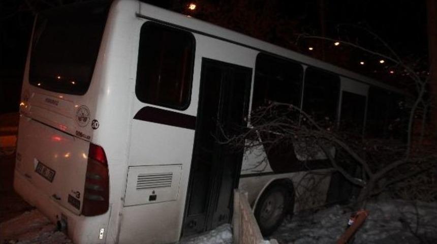 Buzlu Yolda Kayan Otob&uuml;s, Bah&ccedil;e Duvarına &Ccedil;arptı