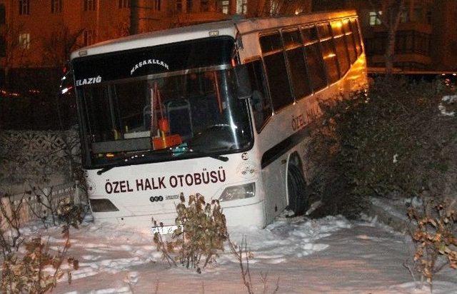 Buzlu Yolda Kayan Otobüs, Bahçe Duvarına Çarptı