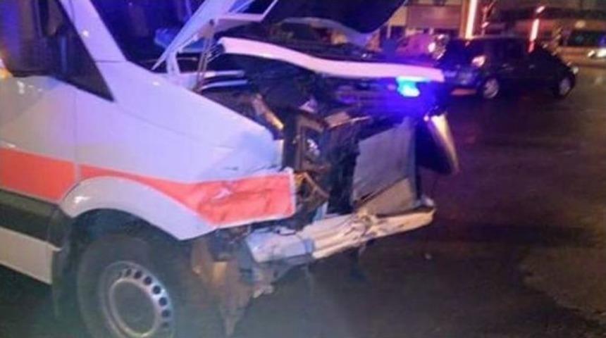 Ambulans İle Ticari Ara&ccedil; &Ccedil;arpıştı: 1 Yaralı