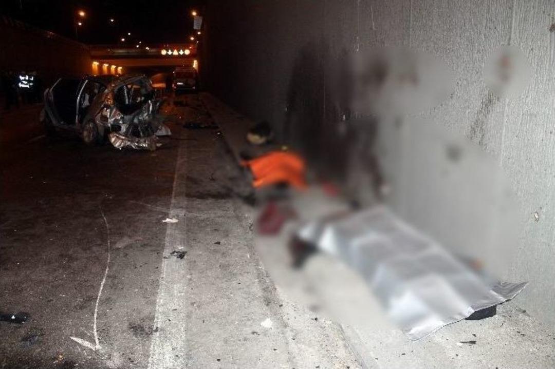 Karşı Şeride Ge&ccedil;en Otomobil Yolcu Minib&uuml;s&uuml;yle &Ccedil;arpıştı: 3 &Ouml;l&uuml;