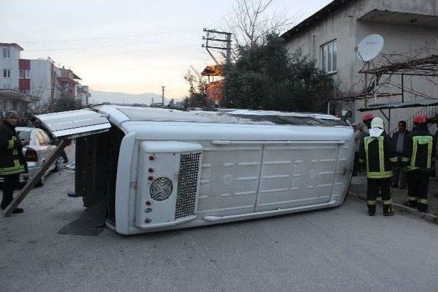 Kamyonet Çarptığı Minibüsü Devirdi 1