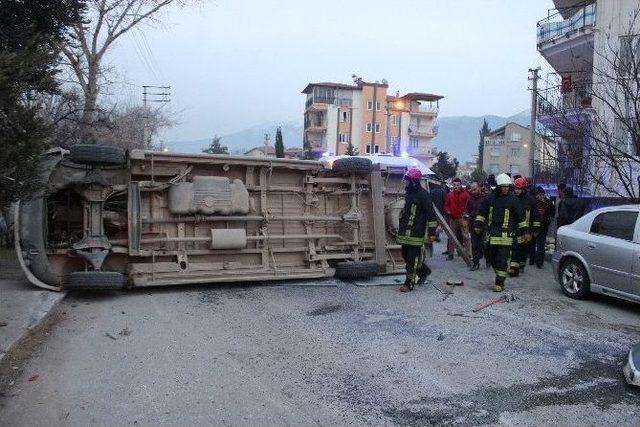 Kamyonet Çarptığı Minibüsü Devirdi 2