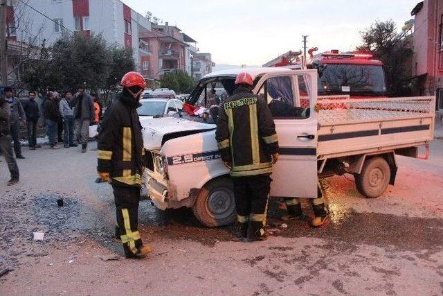 Kamyonet Çarptığı Minibüsü Devirdi 3
