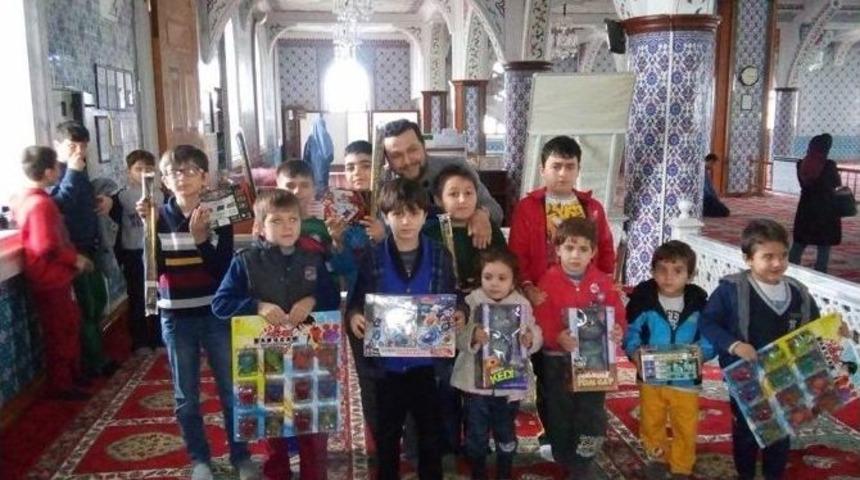Vakit Namazına Gelen &Ccedil;ocuklara Oyuncak Hediye Ediliyor