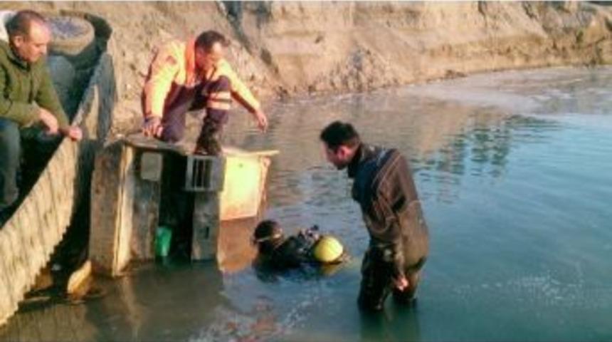 İş Makinesiyle Nehre D&uuml;şen Operat&ouml;r &Ouml;ld&uuml;