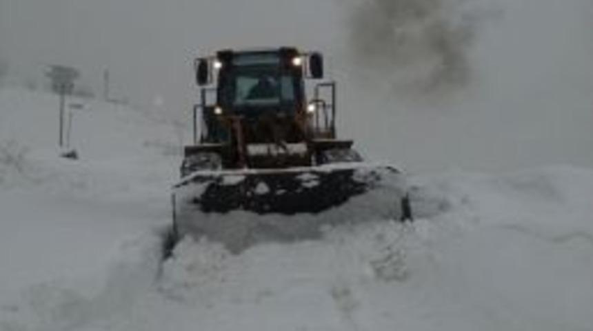 Hakkari&rsquo;de 50 K&ouml;y Ve 144 Mezra Yolu Ulaşıma Kapandı
