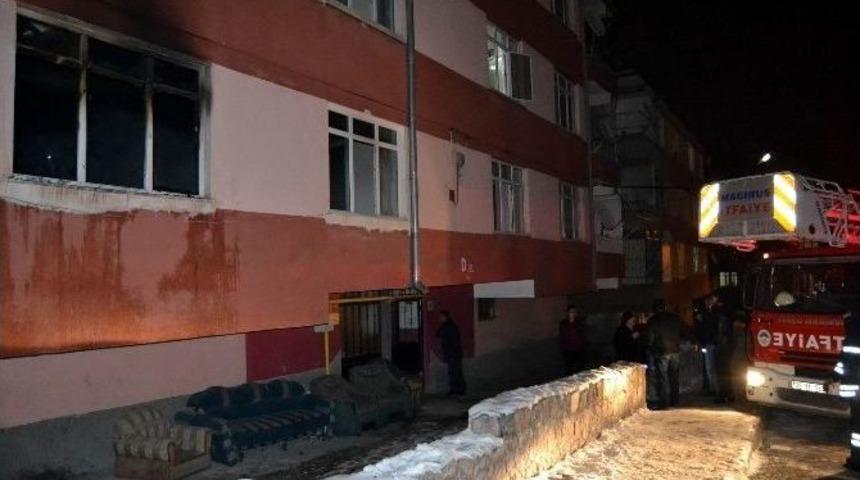 3 Katlı Apartmanın 1. Katında &Ccedil;ıkan Yangın Paniğe Neden Oldu
